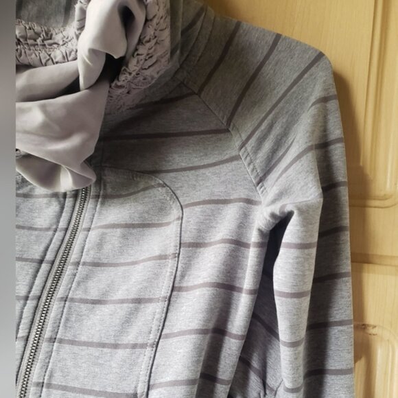 Lululemon Movemeny Ja ket Gray Striped Womens Hoodie - Picture 9 of 11